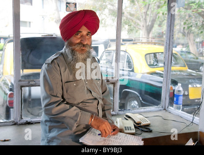 Portrait d'un Sikh chauffeur de taxi Banque D'Images