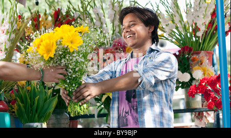 Donner un bouquet de fleurs un client Banque D'Images