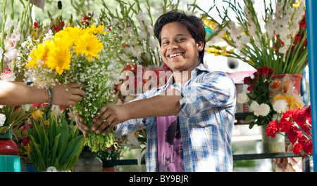 Donner un bouquet de fleurs un client Banque D'Images