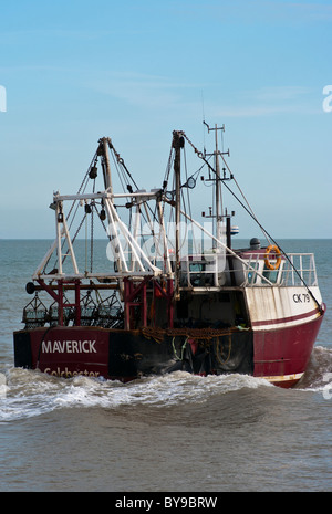 Bateau chalutier de pêche commerciale entrant dans la Manche de la rivière Rother Rye Bay East Sussex England Banque D'Images