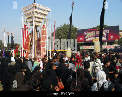 Deuil chiite touch et Ziarat Alams pendant Chehlum procession de Hazrat Imam Hussain (AS) à MA.Jinnah road à Karachi Banque D'Images