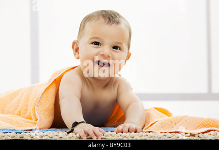 Portrait d'un bébé avec une serviette Banque D'Images