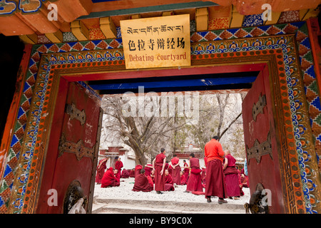 Peint à la portes d'entrée de cour à débattre le Monastère Lhassa au Tibet. JMH4592 Banque D'Images