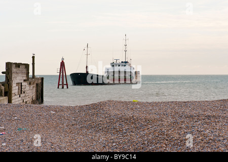 Navire à cargaison sèche Torrent de la rivière Rother à partir de la Manche East Sussex England Banque D'Images