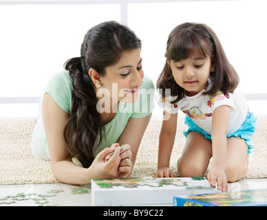 Mère et fille Solving a puzzle Banque D'Images