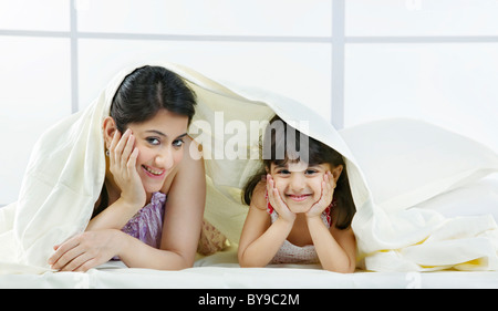 Portrait de Mère et fille sous un drap de lit Banque D'Images