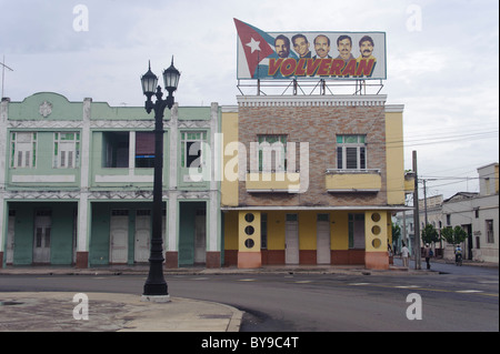 Vue d'un Poster' Volveran" en hommage à la prisonniers cubains aux États-Unis le haut d'un immeuble à Cienfuegos de Cuba. Banque D'Images