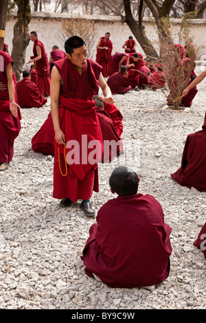 Monks débattre à la Cour à débattre le Monastère Lhassa au Tibet. JMH4598 Banque D'Images