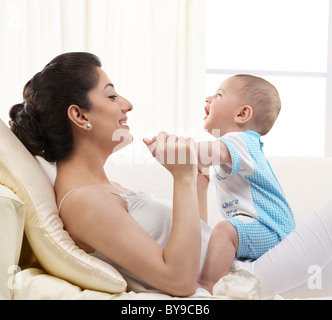 Mère jouant avec son bébé Banque D'Images