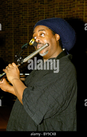 Courtney Pine CBE flûte jouer pendant son contrôle à l'Turner Sims Concert Hall à Southampton, Angleterre Banque D'Images