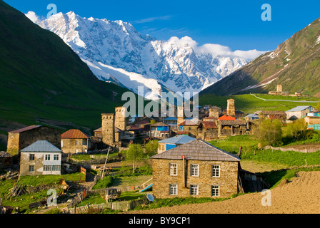 Village d'Ushguli, Site du patrimoine mondial de l'UNESCO, en face de la montagne Shkara, Svaneti, dans le Caucase, en Géorgie, au Moyen-Orient Banque D'Images