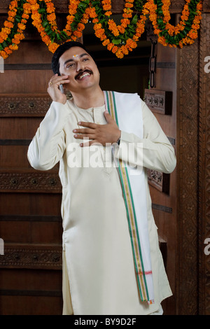 South Indian man talking on a mobile phone Banque D'Images