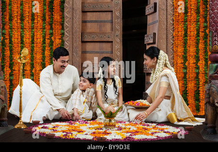 La famille du sud de l'Inde avec fleur rangoli Banque D'Images