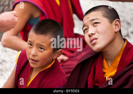 Deux jeunes moines garçon dans la cour à débattre le Monastère Lhassa au Tibet. JMH4608 Banque D'Images