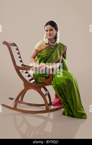 South Indian femme assise sur un fauteuil Banque D'Images