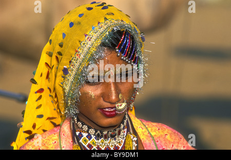 Portrait d'une belle jeune femme indienne portant un foulard et bijoux, désert de Thar, Pushkar, Rajasthan, Inde du Nord Banque D'Images