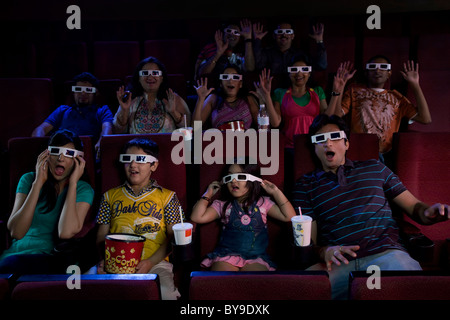 Les gens à regarder un film avec des lunettes 3D Banque D'Images