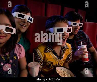 Famille de regarder un film avec des lunettes 3D Banque D'Images