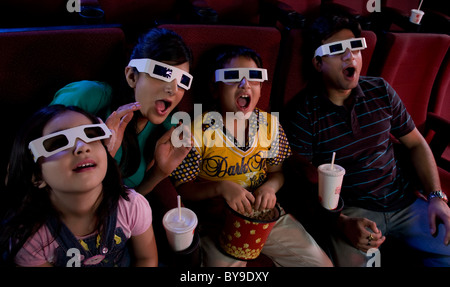 Famille de regarder un film avec des lunettes 3D Banque D'Images