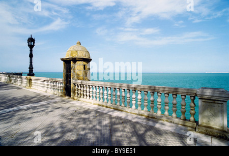 Balustrade avec sa maison de gardien, promenade surplombant l'océan Atlantique, Parque Genovés, Cadix, Costa de la Luz, Andalousie, Espagne Banque D'Images