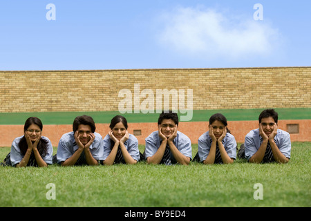 Portrait des étudiants dans le jardin d'une école Banque D'Images