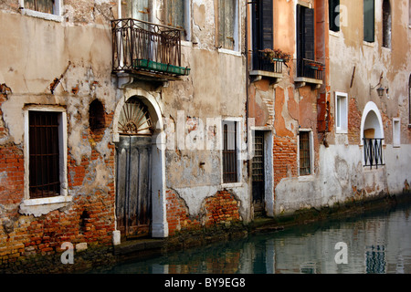 Les vieilles maisons le long d'un canal, Venice, Veneto, Italy, Europe Banque D'Images