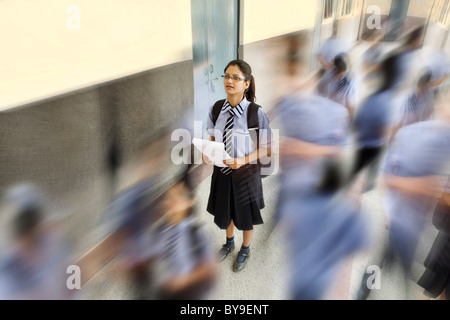 Les élèves en passant devant une fille de l'école Banque D'Images