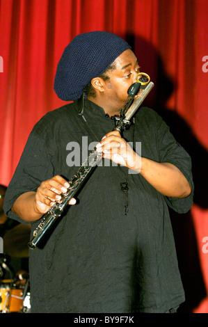 Courtney Pine CBE flûte jouer pendant son contrôle à l'Turner Sims Concert Hall à Southampton, Angleterre Banque D'Images