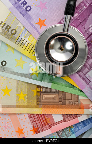 Stéthoscope sur un ventilateur des billets en euros, image symbolique pour l'explosion du coût des soins de santé, les frais médicaux Banque D'Images