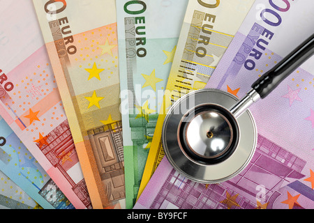 Stéthoscope sur un ventilateur des billets en euros, image symbolique pour l'explosion du coût des soins de santé, les frais médicaux Banque D'Images