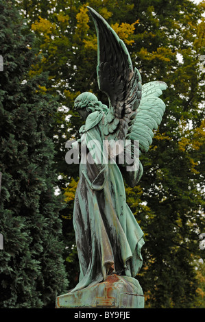 Grand Ange figure sur une tombe du 19ème siècle à St. John's Cemetery, fondée au xiiie siècle, Johannisstrasse 55 Banque D'Images