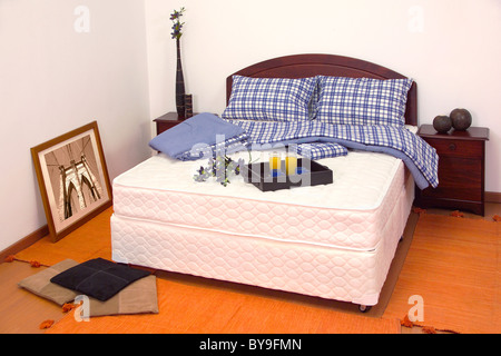 Matelas avec draps et oreillers Banque D'Images