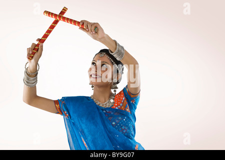 Gujarati woman performing dandiya Banque D'Images