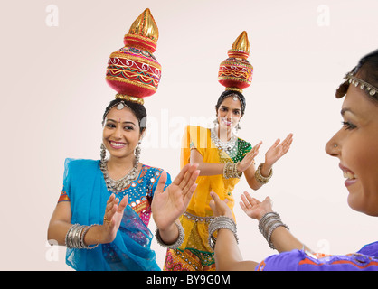 Gujarati femmes danse avec une kalache sur leur tête Banque D'Images