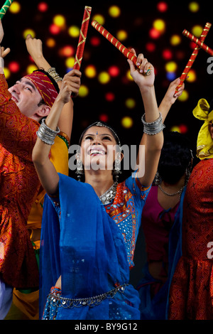 Les personnes qui font dandiya Banque D'Images