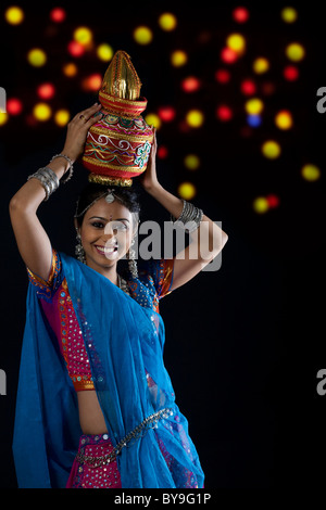 Femme tenant une kalache Gujarati Banque D'Images