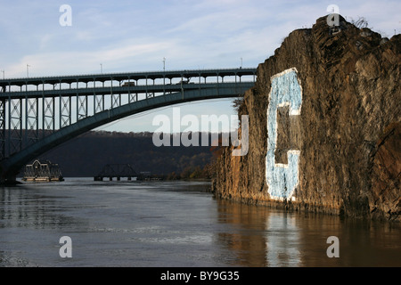 Spuyten Duyvil Creek Rock formation avec Henry Hudson Pont et pont tournant Banque D'Images