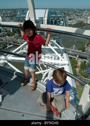 Deux jeunes garçons enfants enfant assis à l'intérieur d'une capsule The London Eye Southbank Londres Angleterre Royaume-Uni KATHY DEWITT Banque D'Images