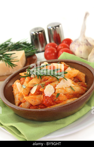 Penne à la tomate, parmesan et romarin frais Banque D'Images