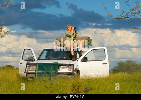 Tourist assis sur quatre roues motrices véhicule whatching la zone sur un safari, makgadikgadi national park, botswana, Africa Banque D'Images