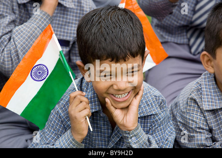 School boy holding le drapeau indien Banque D'Images