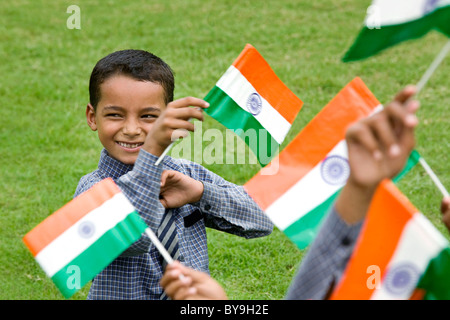 School boy holding le drapeau indien Banque D'Images