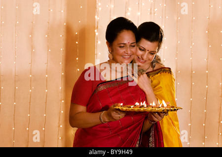 Mère et fille avec un plateau de diyas Banque D'Images