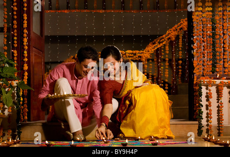 Placer deux diyas Banque D'Images