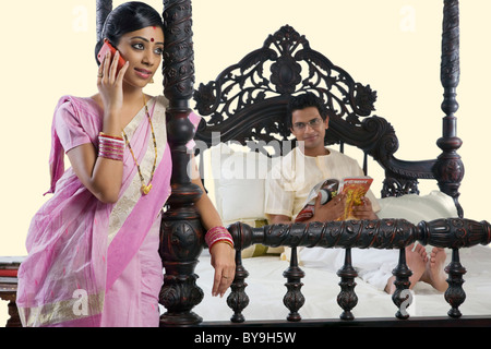 Bengali Woman talking on a mobile phone Banque D'Images