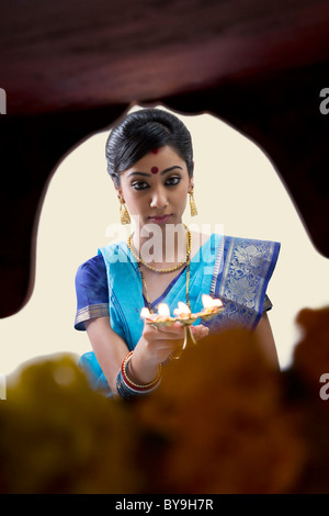 Femme faisant une puja Bengali Banque D'Images