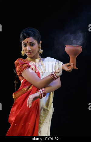 Un Dhunuchi Bengali femme dance Banque D'Images