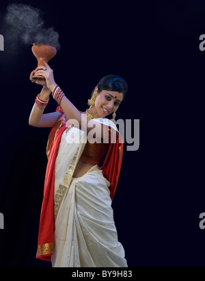 Un Dhunuchi Bengali femme dance Banque D'Images