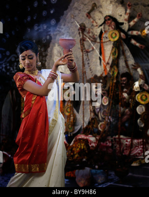 Un Dhunuchi Bengali femme dance Banque D'Images