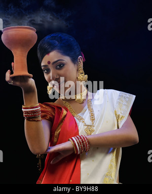 Un Dhunuchi Bengali femme dance Banque D'Images